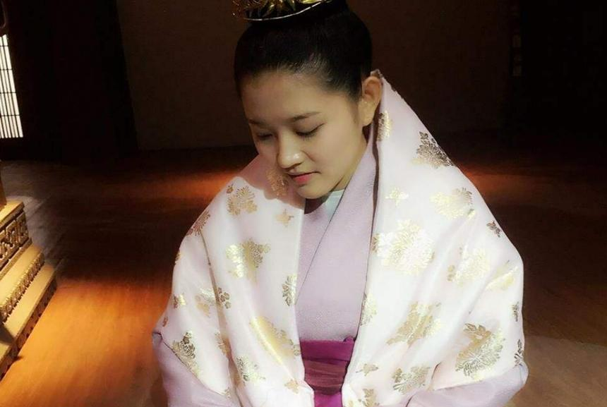 安名国在嘉兴游玩，中途遇到盗贼，一个女子挺身而出