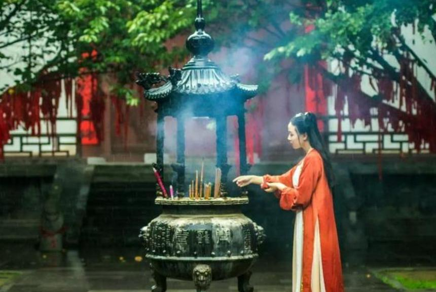 丈夫早逝,临终前邀她同去,妇人答应殉节,却多次被公爹阻拦