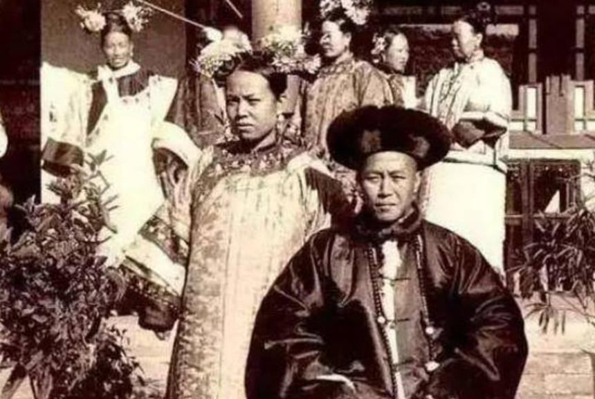 光绪亲政那会儿，不懂慈禧摄政时留下的暗规，被不少大臣糊弄了