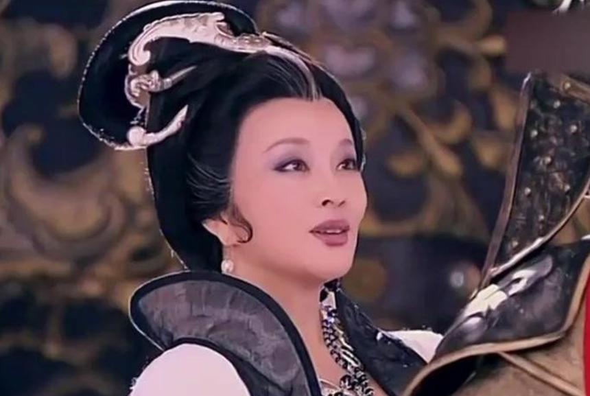 太子入宫求见母后武则天，等了好久才被召见，只见母亲容光焕发