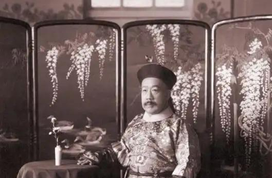 他是日本翻译川岛浪速的把兄弟，五个老婆三十八个子女都送去日本