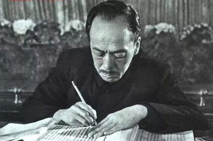 康生经常有病，许多文件都是由秘书黄宗汉起草的