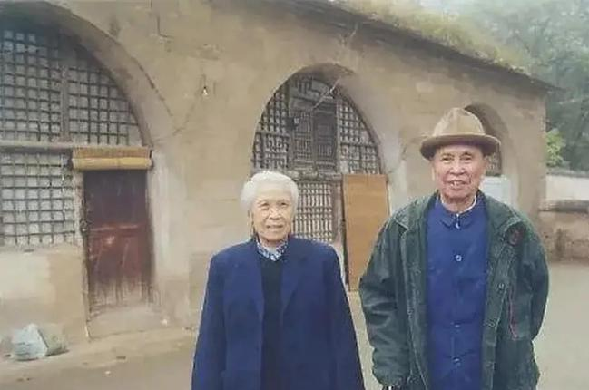 邱会作刑满释放，重获自由的他在出狱后便乘车来到了陕西西安