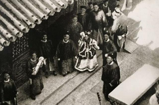 慈禧颁旨时，故意望了光绪皇帝一眼，呆若木鸡的光绪依旧如死灰
