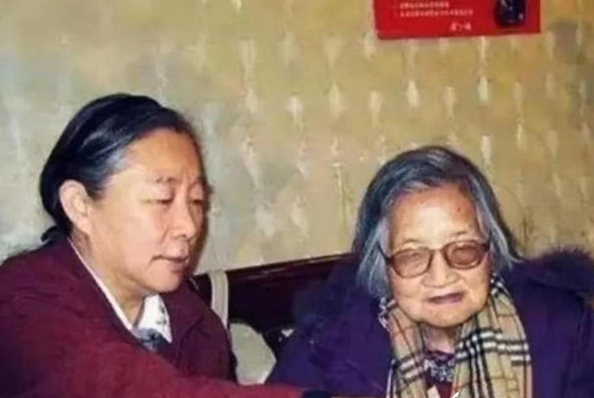 林豆豆生于1944年,从小跟母亲关系就不好