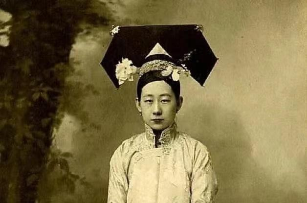 润麟比婉容小六岁，娶了溥仪的三妹韫颖，却成为婉容一生的噩梦