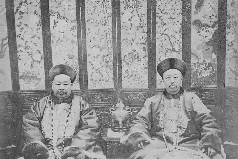 老照片：左宗棠与奕譞在宴饮时，留下了这张合影