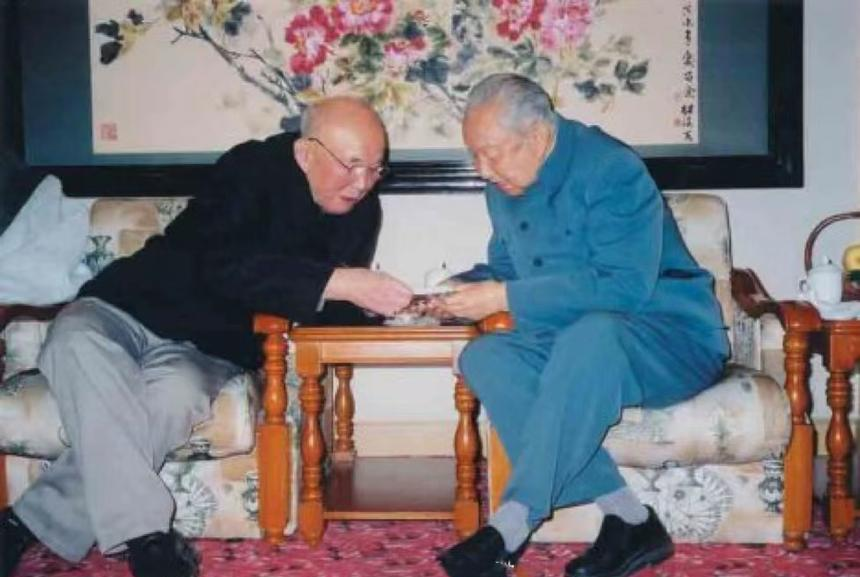 2003年元宵节，86岁高龄的黎原将军在家中与华国锋同志交谈