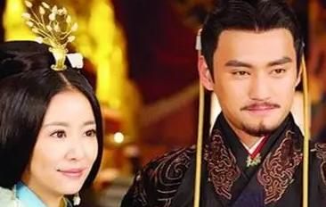 刘强跪在刘秀面前，奏请辞去太子之位