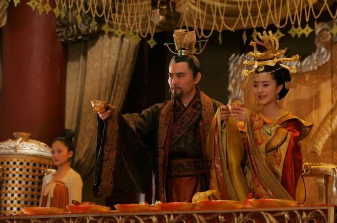 杨玉环,号太真,父亲杨琰任蜀中司户,叔叔杨玄璬任河南省士曹