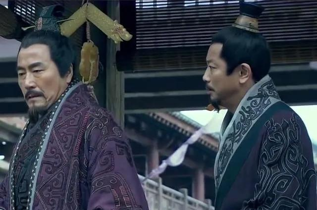 萧何是沛县人，与刘邦是同乡，秦时曾在沛县做过功曹掾